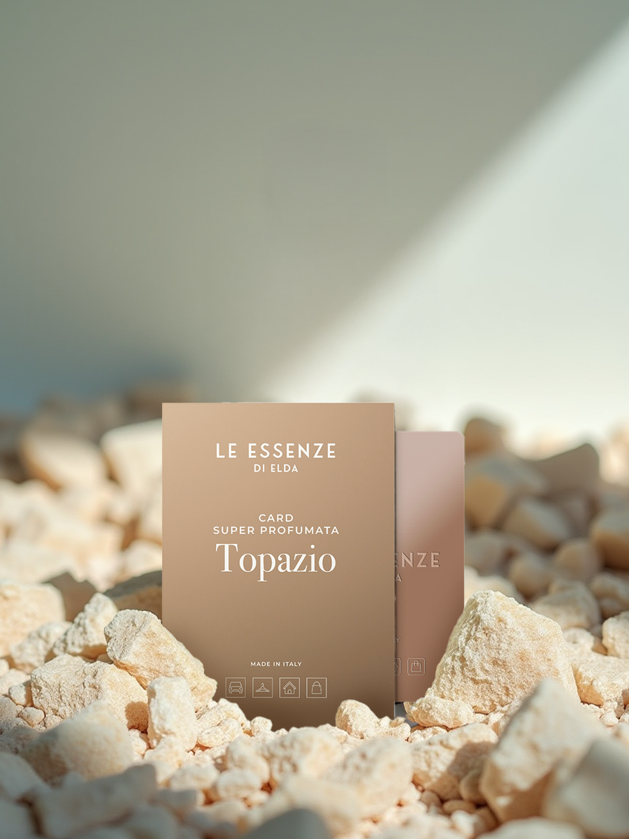 Le Essenze di Elda Topazio card packaging on a rocky surface