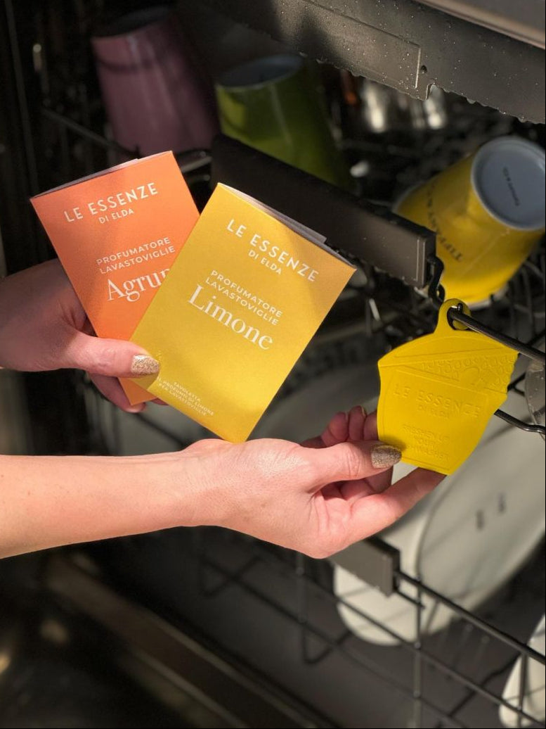 Person holding two packets of Le Essence di Elda dishwasher cards