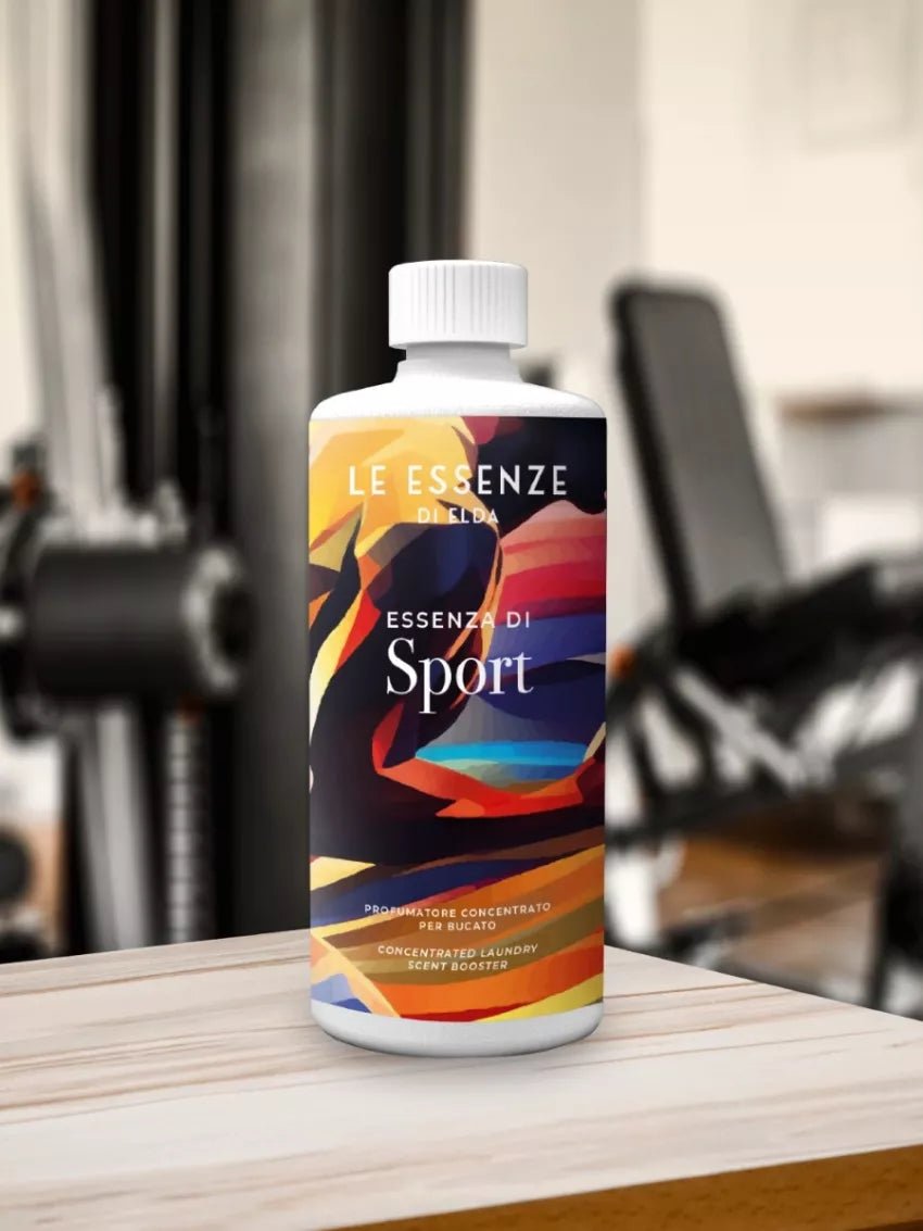 Essenza di Sport þvottaílmur 500ml í litríkri flösku með íþróttasvæði í bakgrunni