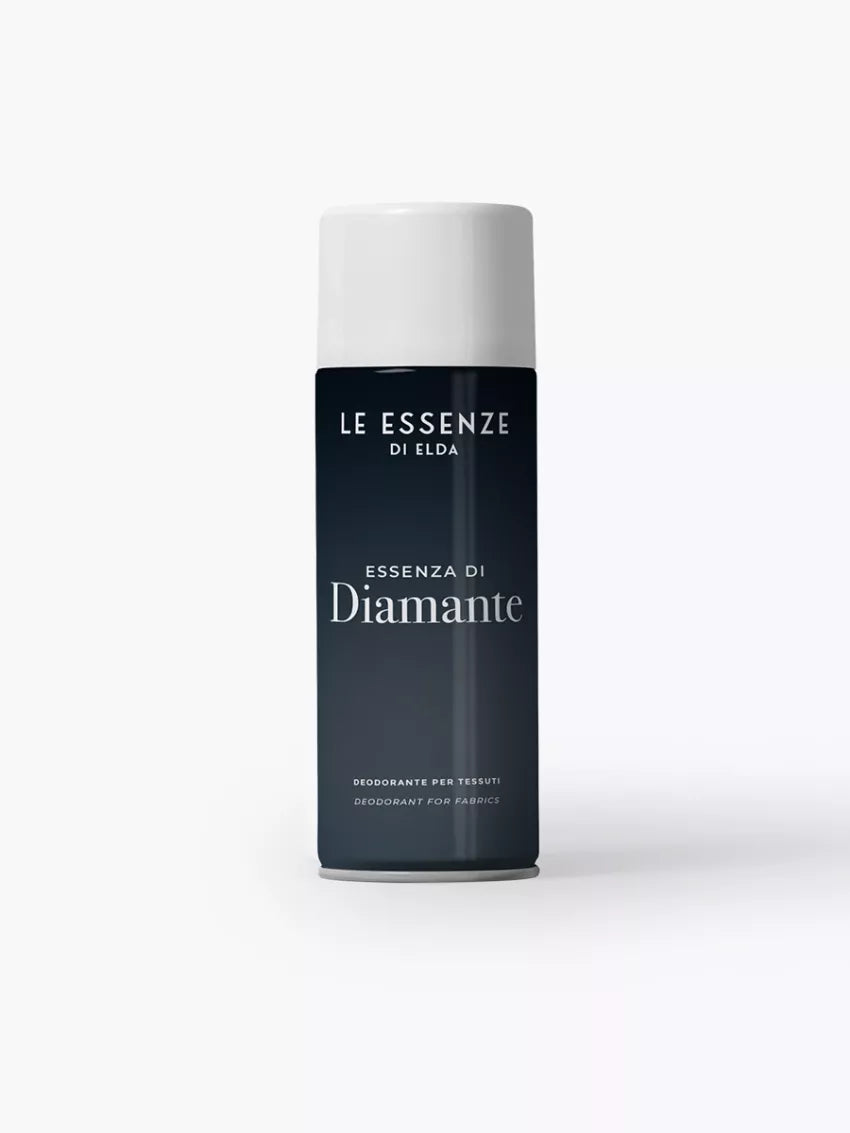 Diamante textílsprey 400ml frá Le Essenze di Elda í dökkgráum úðabrúsa með hvítu loki á hvítum bakgrunni.