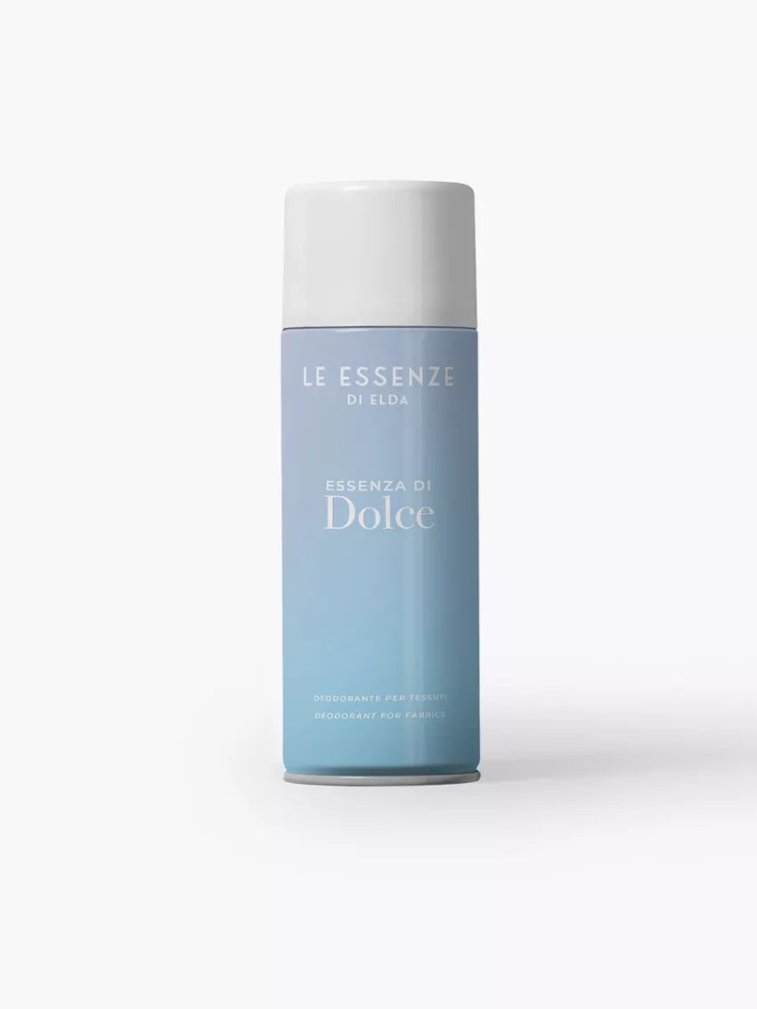 Dolce textílsprey 400ml frá Le Essenze di Elda í ljósbláum úðabrúsa með hvítu loki á hvítum bakgrunni.