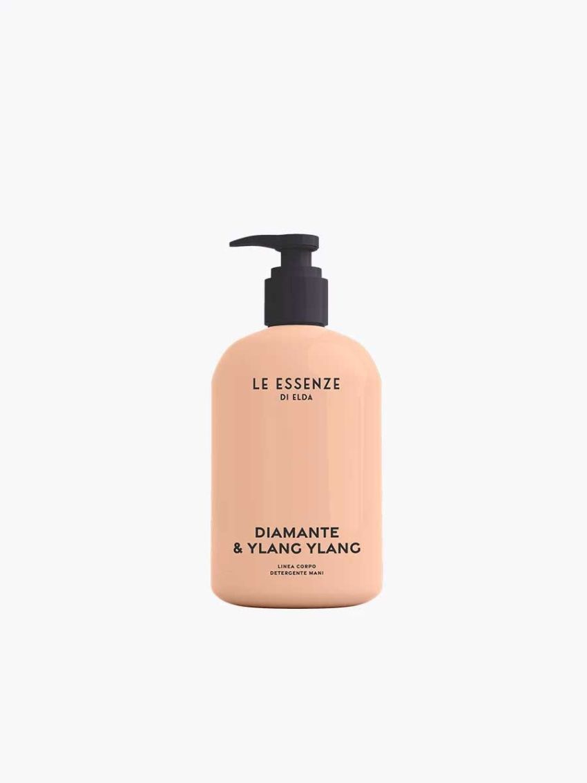 Diamante & Ylang Ylang handsápa 500ml frá Le Essenze di Elda í ferskjulitaðri flösku með svartri pumpu.