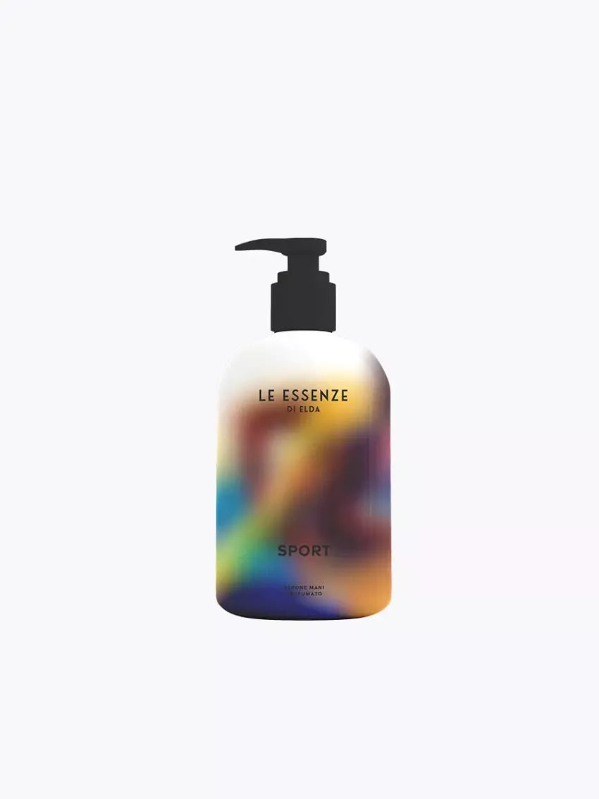 Sport ilmandi handsápa 500ml frá Le Essenze di Elda í marglitaðri flösku með svartri pumpu á hvítum bakgrunni.
