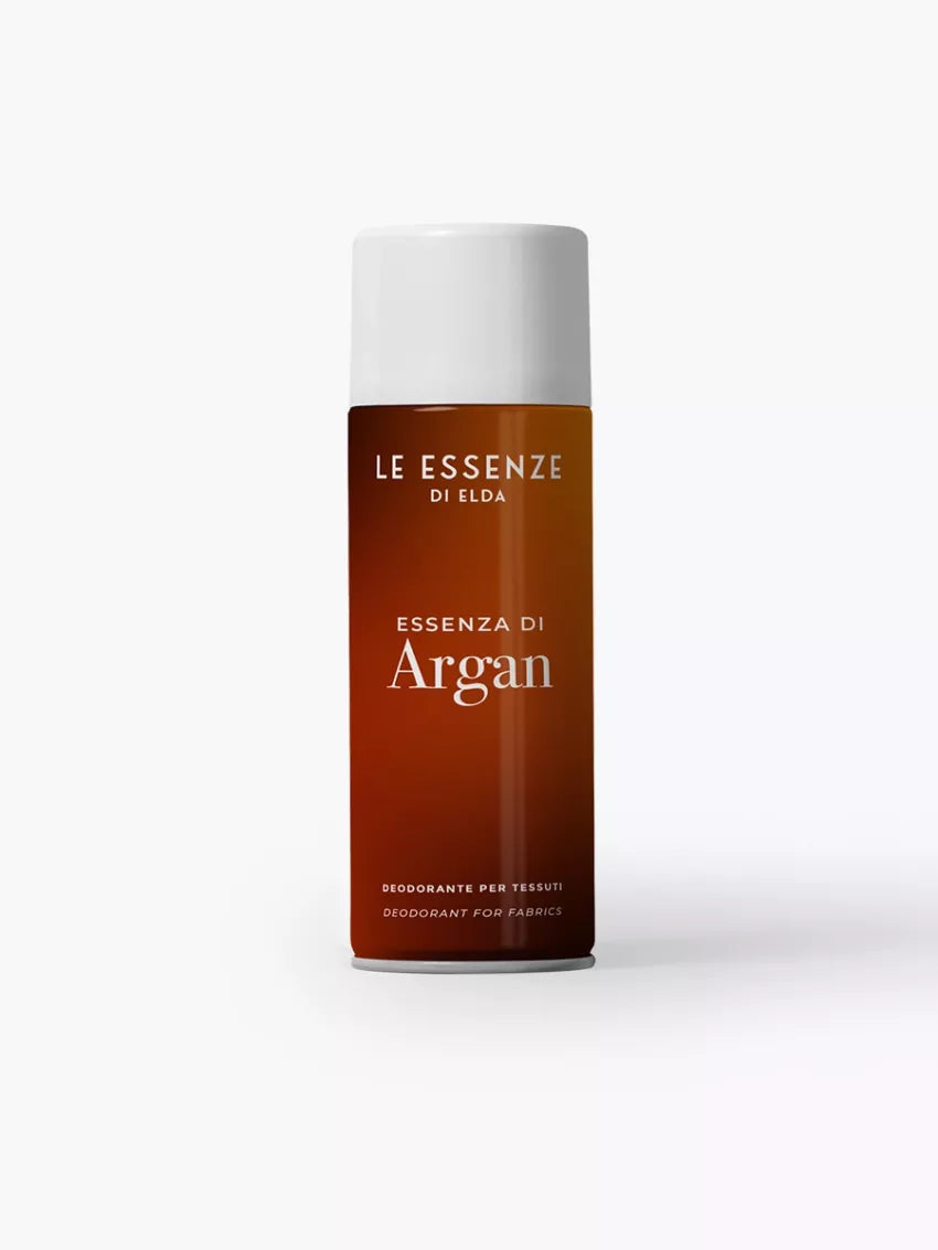 Argan textílsprey 400ml frá Le Essenze di Elda í rauðbrúnum úðabrúsa með hvítu loki á hvítum bakgrunni.
