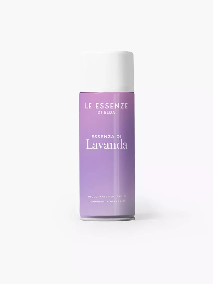 Lavanda textílsprey 400ml frá Le Essenze di Elda í ljósfjólubláum úðabrúsa með hvítu loki á hvítum bakgrunni.
