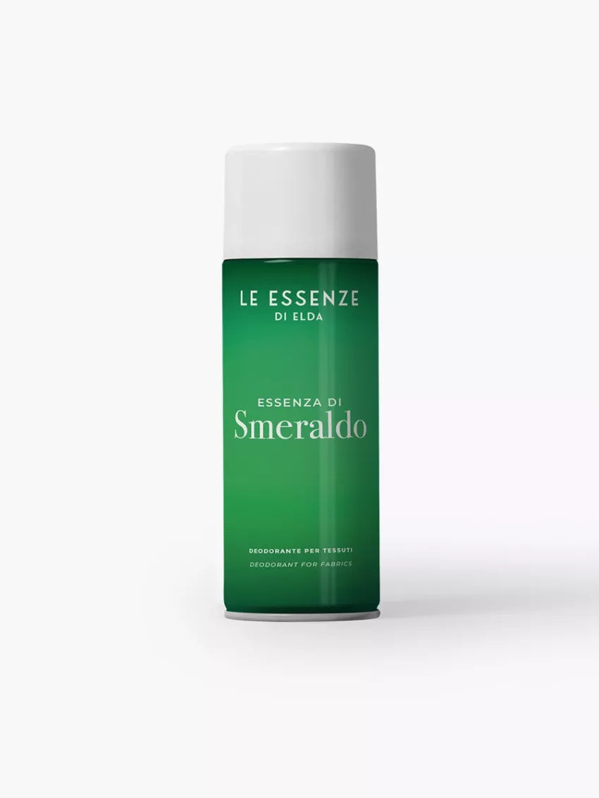 Smeraldo textílsprey 400ml frá Le Essenze di Elda í grænum úðabrúsa með hvítu loki á hvítum bakgrunni.
