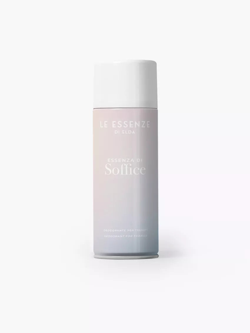 Soffice textílsprey 500ml frá Le Essenze di Elda í ljósbleikum og ljósgráum úðabrúsa með hvítu loki á hvítum bakgrunni.

