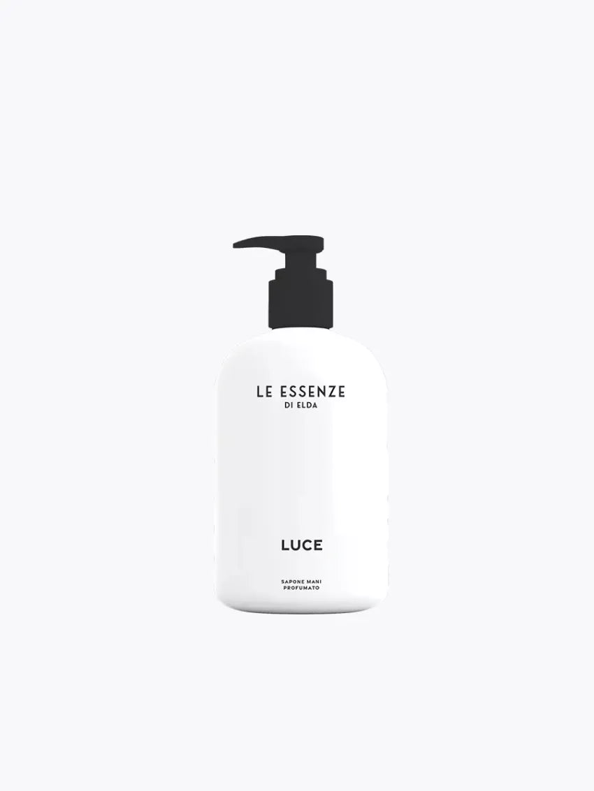 Luce ilmandi handsápa 500ml frá Le Essenze di Elda í hvítri flösku með svartri pumpu á hvítum bakgrunni.
