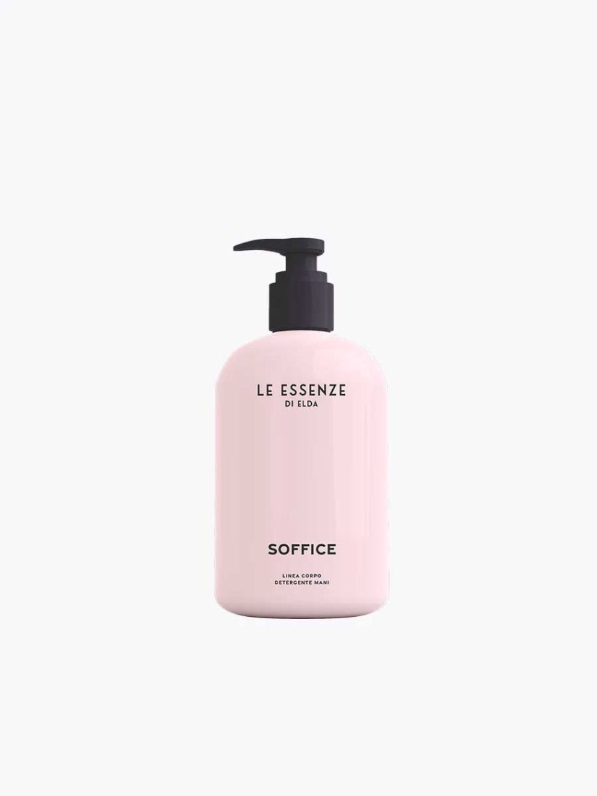 Soffice ilmandi handsápa 500ml frá Le Essenze di Elda í ljósbleikri flösku með svartri pumpu á hvítum bakgrunni.

