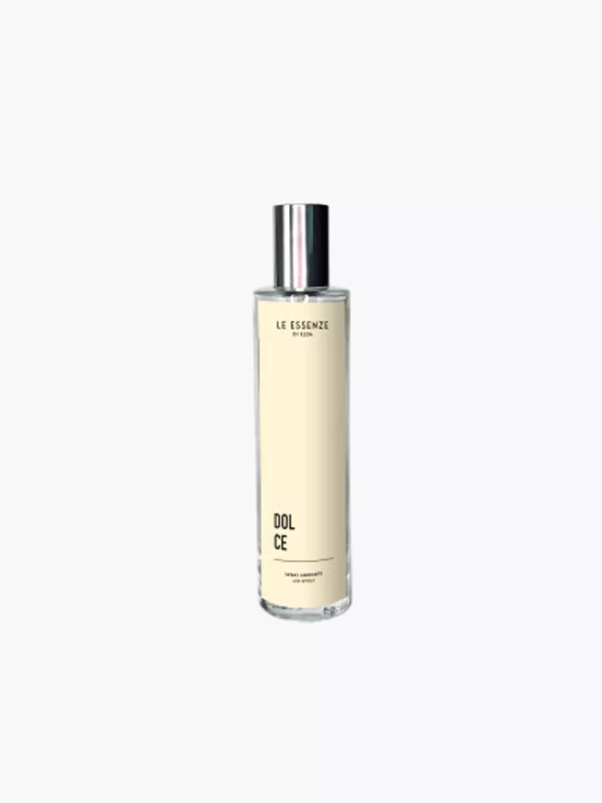 Dolce herbergisilmsprey í 100ml glerflösku með áletrun á glerinu og silfurlituðum tappa á hvítum bakgrunni.