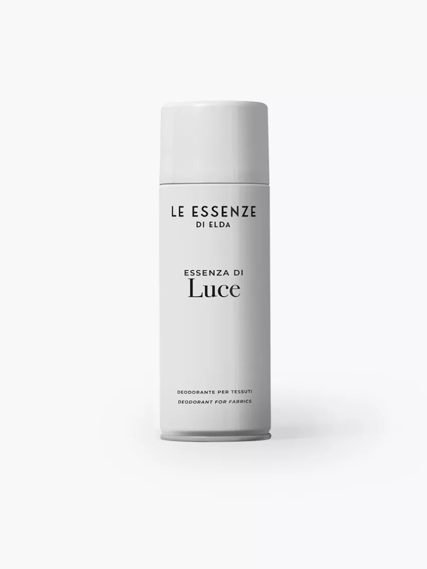 Luce textílsprey 400ml frá Le Essenze di Elda í hvítum úðabrúsa með svörtum áletrunum og hvítu loki á hvítum bakgrunni.
