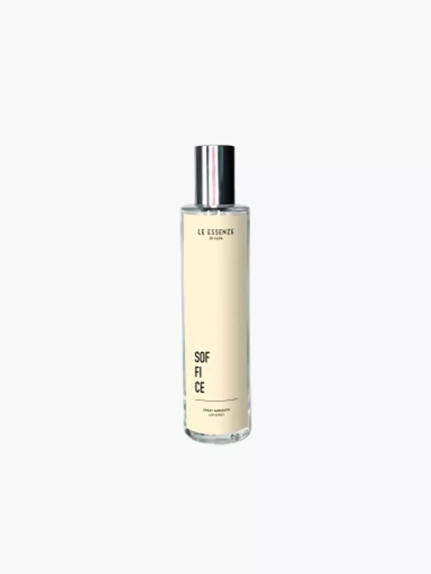 Soffice ilmsprey í 100ml glerflösku með áletrun á glerinu og silfurlituðum tappa á hvítum bakgrunni.