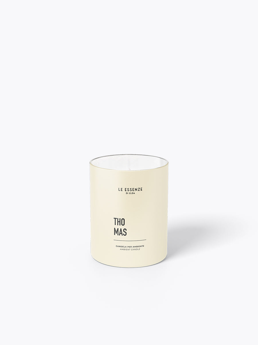 Candle with 'Le Essenze di Elda' branding on a white background