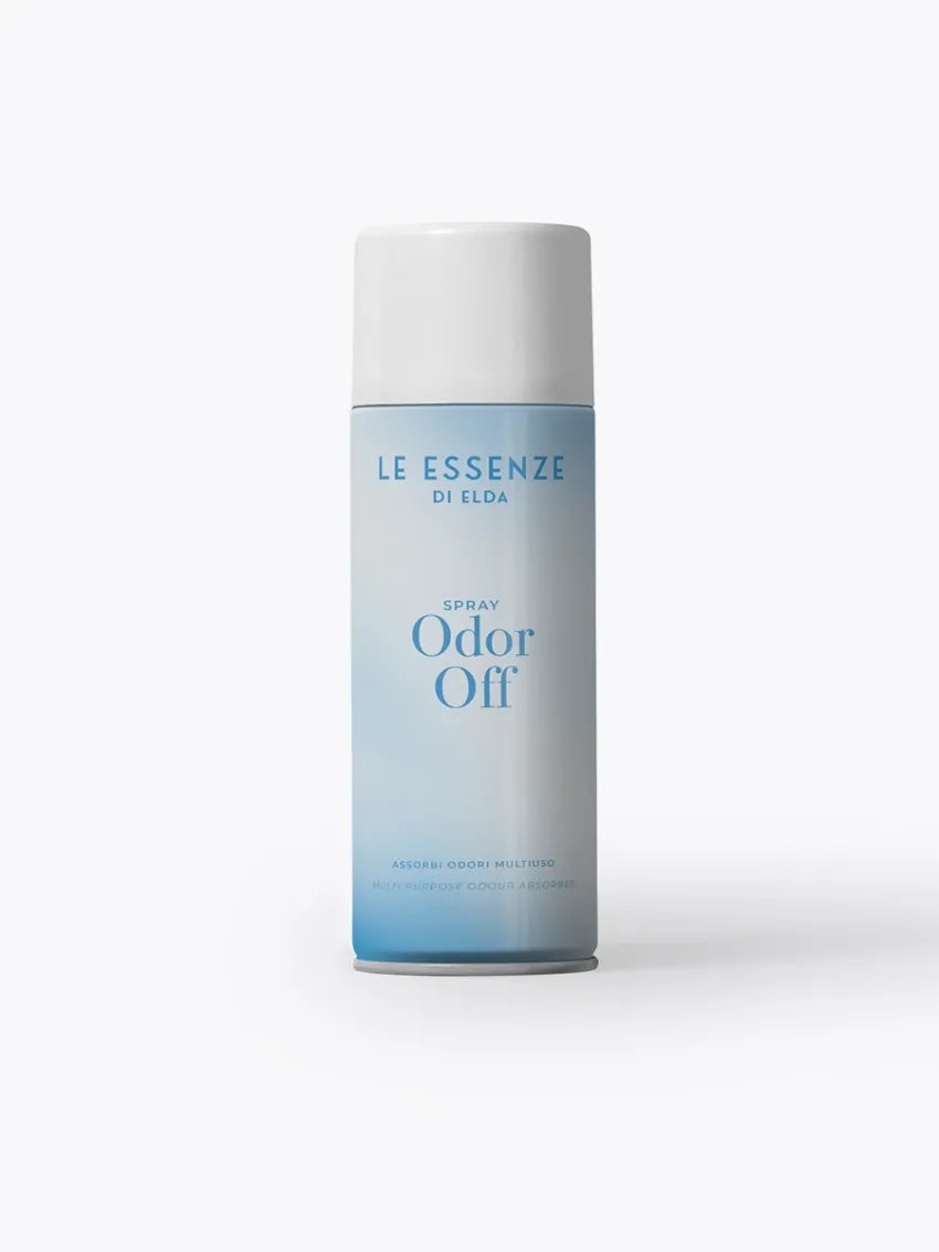 Odor Off lyktareyðandi sprey 400ml frá Le Essenze di Elda í ljósbláum og hvítum úðabrúsa með bláum áletrunum og hvítu loki á hvítum bakgrunni.
